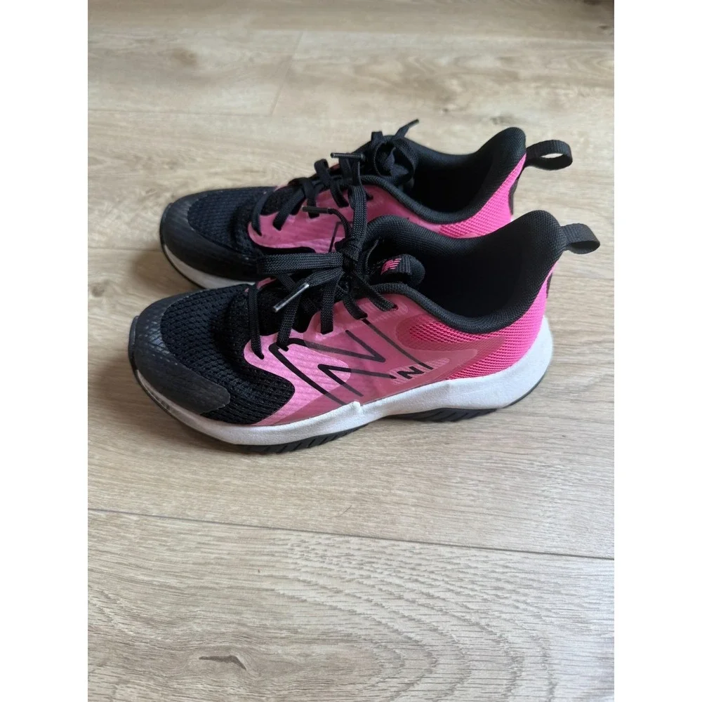 EUC Girls Shoes New Balance Kids Rave Run v2 (Big Kid) Pink and Black Size 1.5